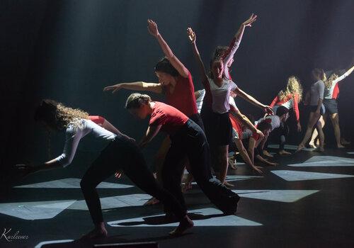 Atelier de danse moderne pour les étudiant·e·s Groupe d'étudiant·e·s danseurs sur scène