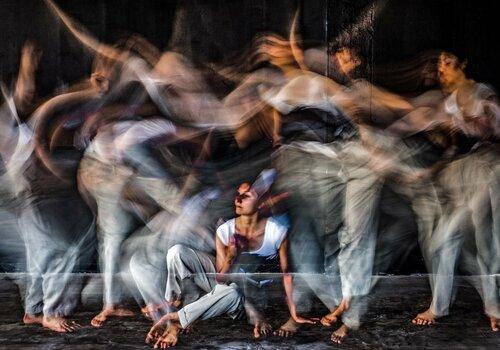 Photographie artistique d'Annika KompArt, accentuant les mouvements libres de la danseuse par un effet de supperposition