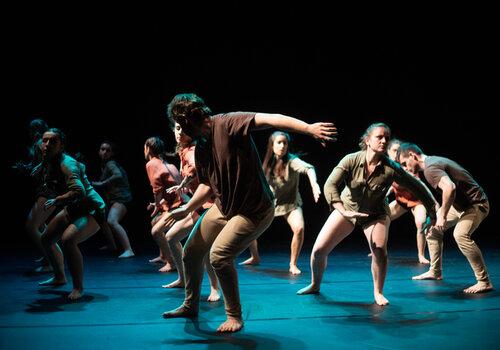 atelier danse plusieurs danseurs sur scène