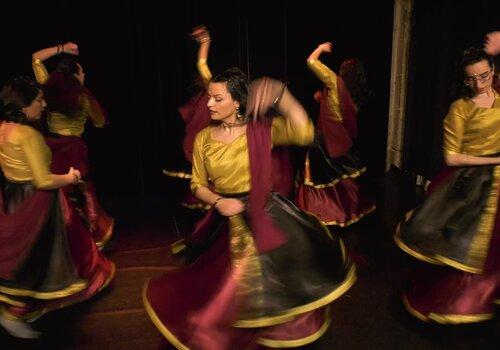 danseuses bollywood, 4 femmes dansent