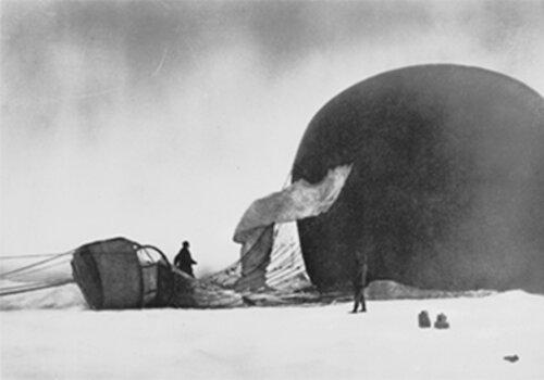 Le ballon Örnen, juste après son atterrissage sur la glace en 1897. 