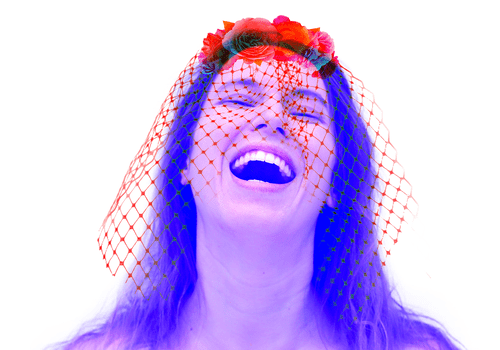 Femme riant aux éclats