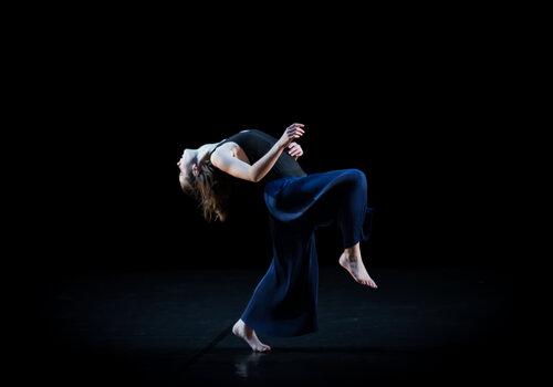 Conservatoire de Lyon une danseuse penchée en arrière lève la jambe