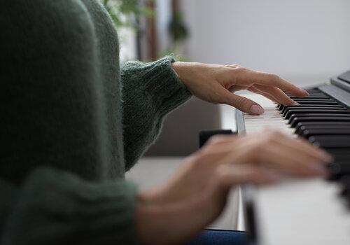 Femme piano