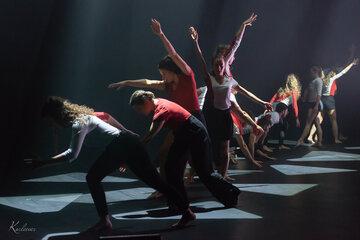 Groupe d'étudiant·e·s danseurs sur scène