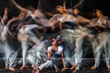 Photographie artistique d'Annika KompArt, accentuant les mouvements libres de la danseuse par un effet de supperposition