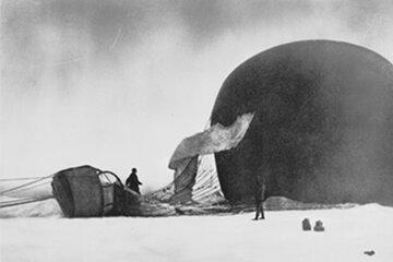 Le ballon Örnen, juste après son atterrissage sur la glace en 1897. 