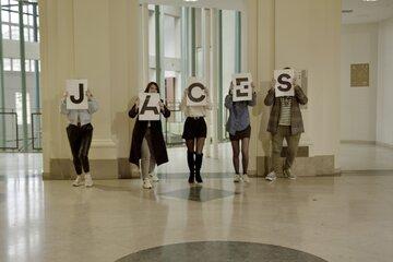 5 personnes tiennent chaque lettre du mot JACES dans les mains