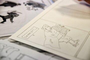 Vu d'une page sur une table avec une case de BD dessinée au crayon