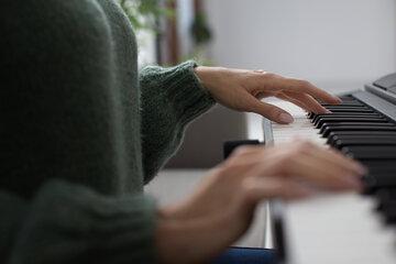 Femme piano