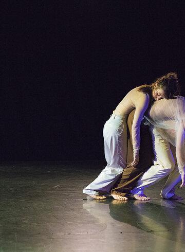Trois danseurs avachis les uns sur les autres