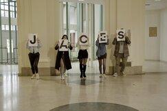 5 personnes tiennent chaque lettre du mot JACES dans les mains
